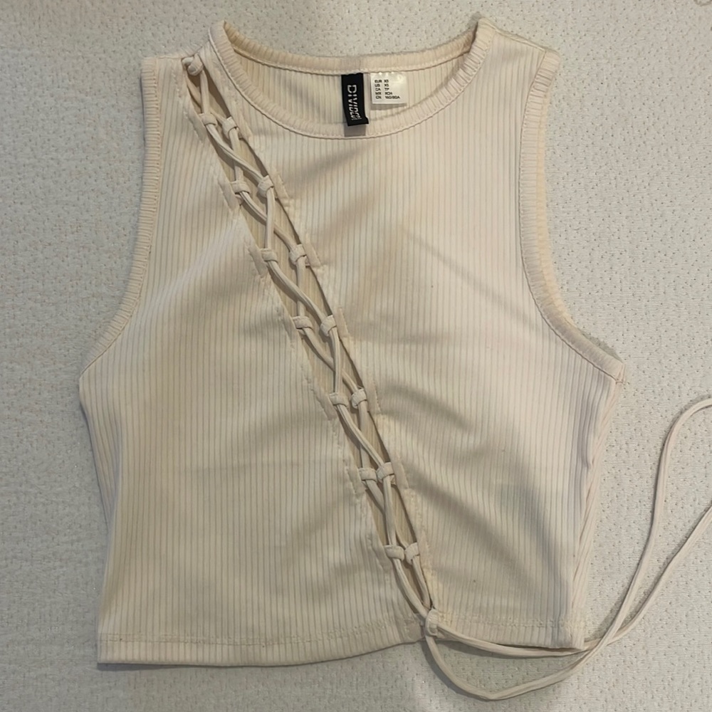 Divided top w/ slit across shirt